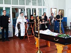 Отпевание Маииты в храме в Кремёнках