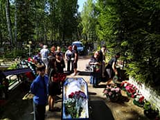 Похороны Маииты на кладбище в Сарове